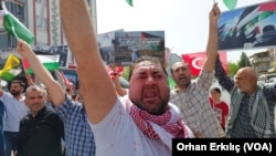 Steinmeier, ülkesinin İsrail-Filistin politikasına tepki gösteren yaklaşık 100 kişilik bir grup tarafından protesto edildi.