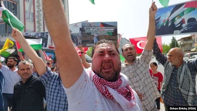 Steinmeier, ülkesinin İsrail-Filistin politikasına tepki gösteren yaklaşık 100 kişilik bir grup tarafından protesto edildi.