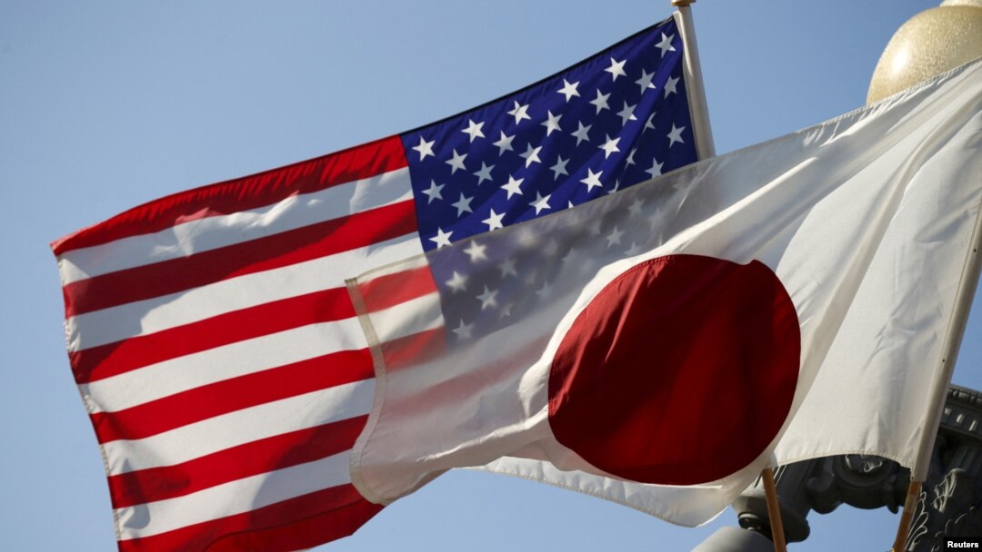 Bendera AS dan Jepang tampak berkibar di luar Gedung Putih di Washington pada 27 April 2015. (Foto: REUTERS/Kevin Lamarque)