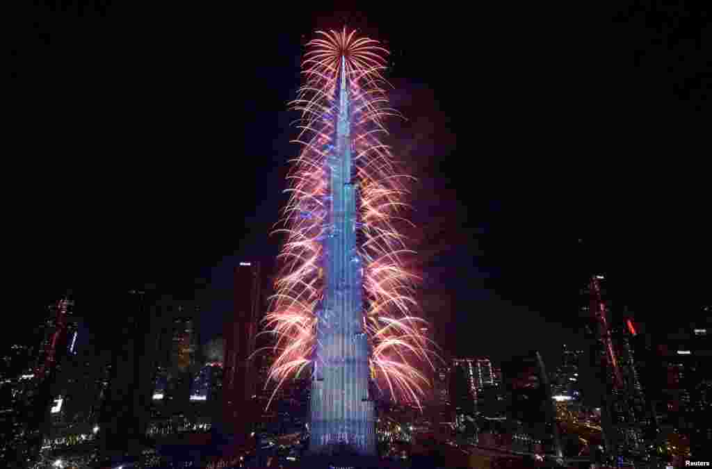 Fogos de artifício explodem do Burj Khalifa, o edifício mais alto do mundo, durante as celebrações do Ano Novo no Dubai, Emirados Árabes Unidos, a 1 de janeiro de 2024.