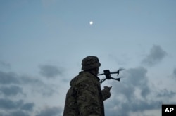Ukrajinski vojnik lansira dron u blizini Bahmuta, mesta žestokih borbi sa ruskim snagama, u ukrajinskoj oblasti Donjeck, 3. septembra 2023.