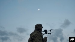 Ukrajinski vojnik lansira dron u blizini Bakhmuta, mjesta žestokih borbi sa ruskim snagama, u ukrajinskoj oblasti Donjeck, 3. septembra 2023.