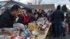 Para relawan menyiapkan makanan dan bahan pangan yang akan dibagikan kepada warga AS yang membutuhkan (foto: ilustrasi). 