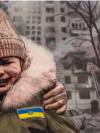 El conflicto Rusia-Ucrania ha desplazado a miles de personas de su país. Ilustración: Sergio Valencia.