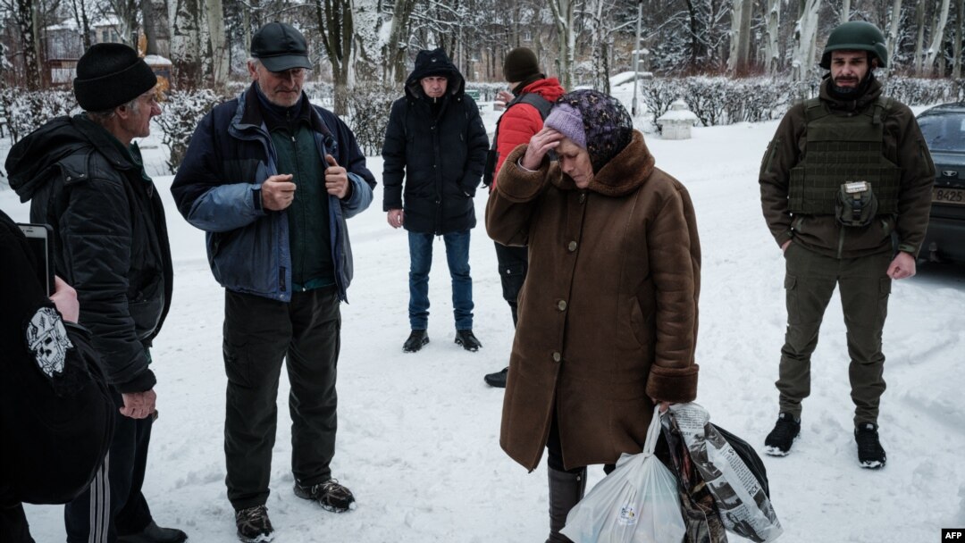Umugore avuye gutora imfungurwa ku bagiraneza i Chasiv Yar, kw'itariki ya 14/02/2023