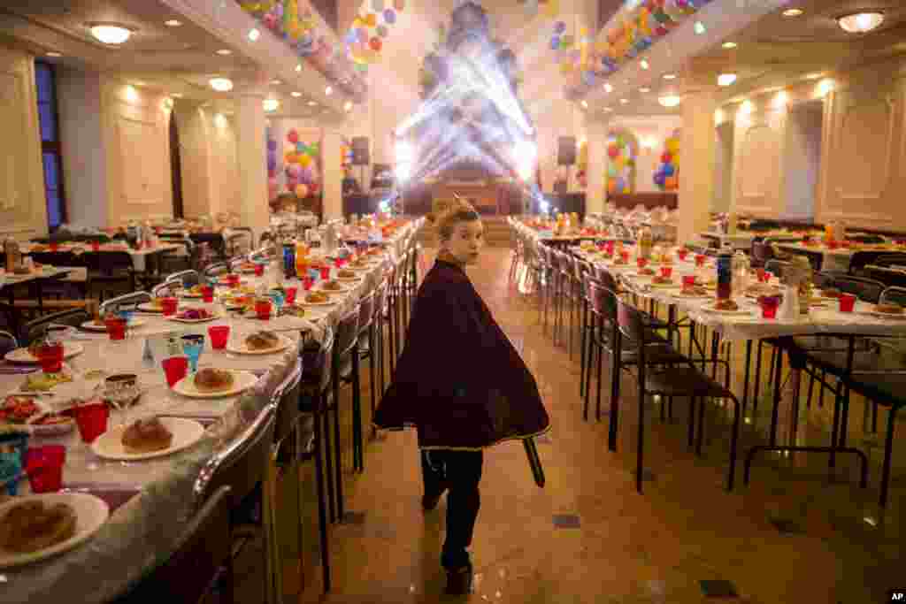 Purim se celebra el día 14 del mes hebreo de Adar. Este año, comenzó el sábado por la noche y continuó hasta el domingo. En la mayor parte de Jerusalén, la festividad se celebra un día después, desde el domingo por la noche hasta el lunes. (Foto AP/Vadim Ghirda)