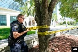 Policajci obezbjeđuju sudnicu u Miamiju, pred kojom će u utorak biti izveden bivši predsjednik Donald Trump. (Foto: AP/Wilfredo Lee)