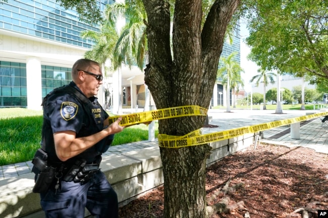 Policajci obezbjeđuju sudnicu u Miamiju, pred kojom će u utorak biti izveden bivši predsjednik Donald Trump. (Foto: AP/Wilfredo Lee)