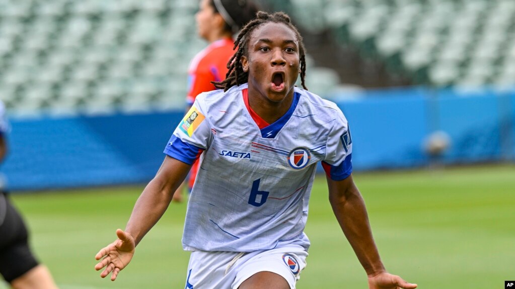 Melchie Dumonay selebrea apre premye gol seleksyon nasyonal Ayiti nan match kalifikasyon pou Mondyal foutbol FIFA a kont Chili nan vil Auckland, La Nouvel Zeland, Mekredi 22 Fevriye, 2023. 