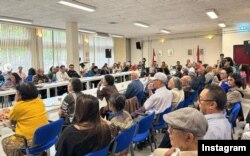 Pertemuan Menkolpol hukam, Prof. Dr. Mahfud, MD, dan Menkumham Yassona Laoly dengan Eks. siswa Ikatan Dinas (MAHID) di Gedung Pertemuan De Schakel, Amsterdam, 27 Agustus 2023. (IG/yassona.laoly)