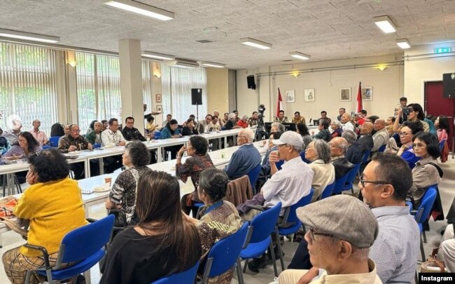 Pertemuan Menkolpol hukam, Prof. Dr. Mahfud, MD, dan Menkumham Yassona Laoly dengan Eks. siswa Ikatan Dinas (MAHID) di Gedung Pertemuan De Schakel, Amsterdam, 27 Agustus 2023. (IG/yassona.laoly)