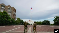 Російські військові охороняють тимчасово окуповану територію в Мелітополі, Запорізька область, Україна, 14 червня 2022 року.