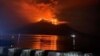 Gunung Ruang mengeluarkan lahar panas dan asap di Kepulauan Sangihe dilihat dari Sitaro, Sulawesi Utara pada 17 April 2024. (Foto: Pusat Vulkanologi dan Mitigasi Bencana Geologi/AFP)
