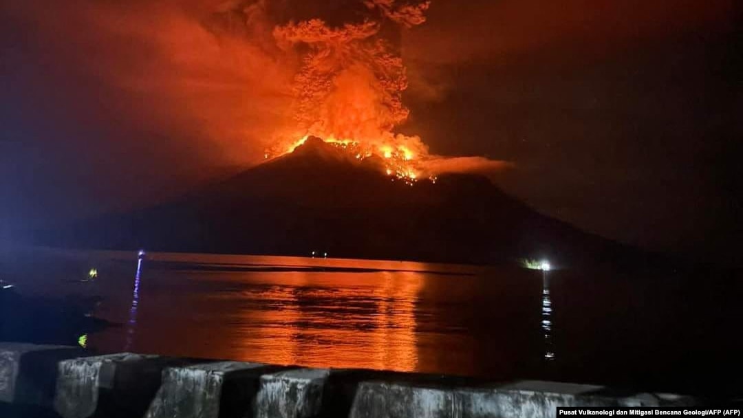 Gunung Ruang mengeluarkan lahar panas dan asap di Kepulauan Sangihe dilihat dari Sitaro, Sulawesi Utara pada 17 April 2024. (Foto: Pusat Vulkanologi dan Mitigasi Bencana Geologi/AFP)