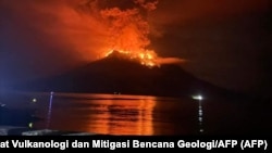 Gunung Ruang mengeluarkan lahar panas dan asap di Kepulauan Sangihe dilihat dari Sitaro, Sulawesi Utara pada 17 April 2024. (Foto: Pusat Vulkanologi dan Mitigasi Bencana Geologi/AFP)