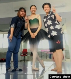 Clarecia (kiri) dan Joanne (kanan) bersama penari ballet Indira Mayrani (tengah), untuk mengilhami proyek animasinya (foto: courtesy).