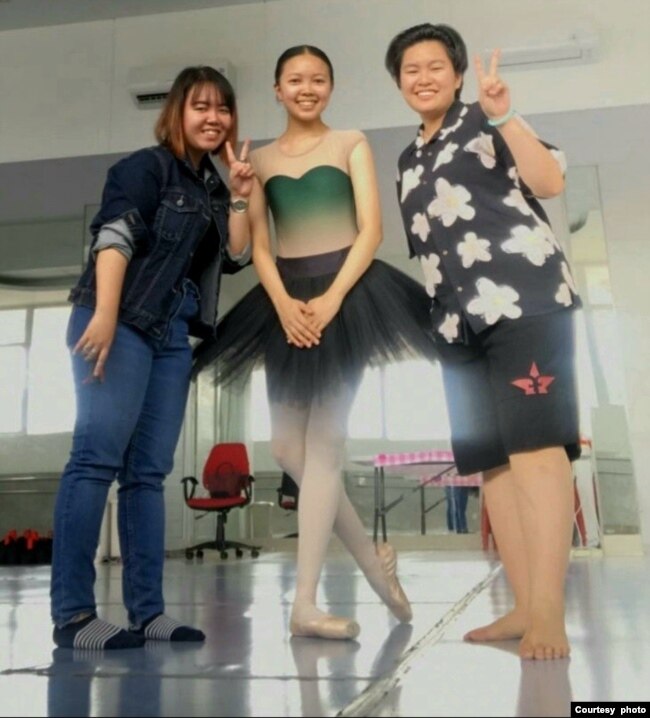 Clarecia (kiri) dan Joanne (kanan) bersama penari ballet Indira Mayrani (tengah), untuk mengilhami proyek animasinya (foto: courtesy).