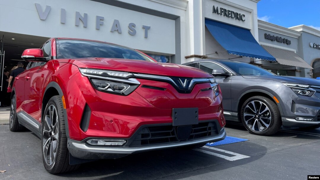 Xe điện VinFast trước khi được giao cho những khách hàng đầu tiên tại một cửa hàng ở Los Angeles, California, Mỹ, vào ngày 1/3/2023.