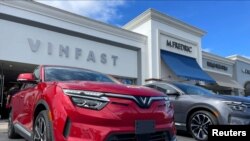 Mobil-mobil listrik buatan VinFast terparkir di depan showroom VinFast sebelum dikirim ke para pembeli pertama di Los Angeles, California, 1 Maret 2023. (Foto: Lisa Baertlein/Reuters)