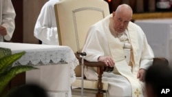 프란치스코 교황이 지난 8일 이탈리아 로마 시내 성당 행사에 참석하고 있다. (자료사진)