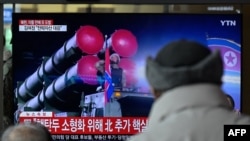 Penayangan siaran berita menampilkan parade militer Korea Utara, di sebuah stasiun kereta api di Seoul, Korsel, 20 Februari 2023.