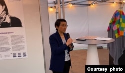 目前被中国当局关押的维权律师丁家喜的妻子罗胜春在日内瓦现场讲话，称中国人权状况在习近平统治下每况愈下 (美国之音/李伯安)