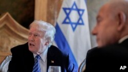 Calon presiden dari Partai Republik Donald Trump bertemu dengan Perdana Menteri Israel Benjamin Netanyahu di perkebunannya di Mar-a-Lago, 26 Juli 2024, di Palm Beach, AS. (Foto: AP)