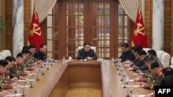 這張未註明日期的照片由北韓官方的中央通訊社於2023年3月12日發佈，照片顯示北韓領導人金正恩在平壤舉行的北韓勞動黨第八屆中央軍事委員會會議上。