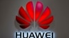 Logo Huawei terpasang di salah satu mal di Beijing, China, dalam foto yang diambil pada 4 Juli 2018. (Foto: AP/Mark Schiefelbein)