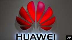 Logo Huawei terpasang di salah satu mal di Beijing, China, dalam foto yang diambil pada 4 Juli 2018. (Foto: AP/Mark Schiefelbein)