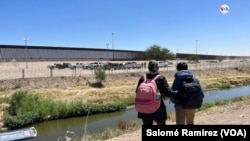 Nydia Silva y su hijo viajaron desde Colombia a la frontera de México y EEUU con la esperanza de poder entrar a territorio estadounidense, el último día del Título 42, el 11 de mayo de 2023.