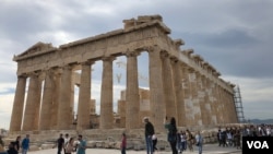 资料照片：在相对的旅游淡季参观世界著名古迹雅典卫城的游客。(2022年11月17日)