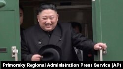 ARHIVA - Severnokorejski lider Kim Džong Un osmehuje se dok napušta voz u Kasanu, u Primorskom regionu, u Rusiji, 24. aprila 2019.