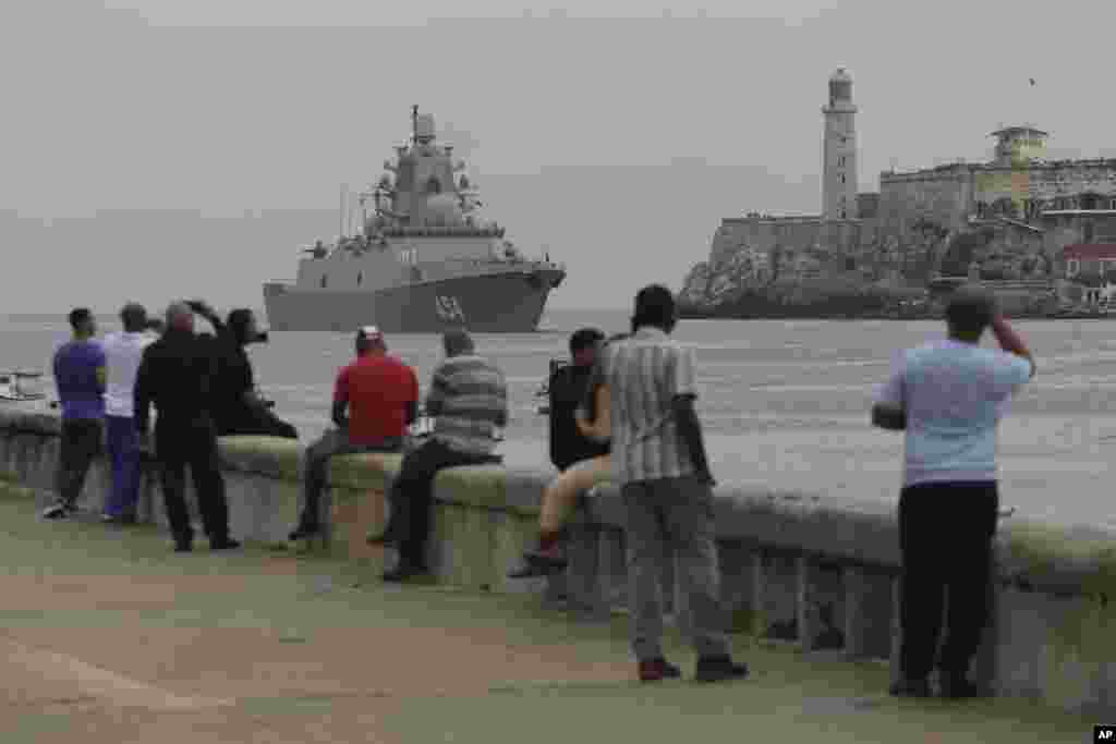 Las personas observan a la fragata Almirante Gorshkov de la Armada rusa llegar al puerto de La Habana, Cuba, el miércoles 12 de junio de 2024.&nbsp;