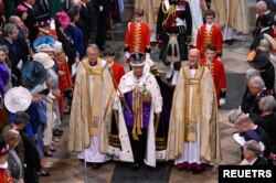 Raja Charles III meninggalkan upacara Penobatan di Westminster Abbey pada 6 Mei 2023 di London, Inggris. (Foto: via AP)