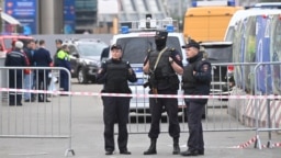 Beberapa polisi Rusia berjaga di lokasi jatuhnya pesawat tak berawak (drone) Ukraina setelah serangan yang dilaporkan di Moskow, 23 Agustus 2023 (foto: dok). 