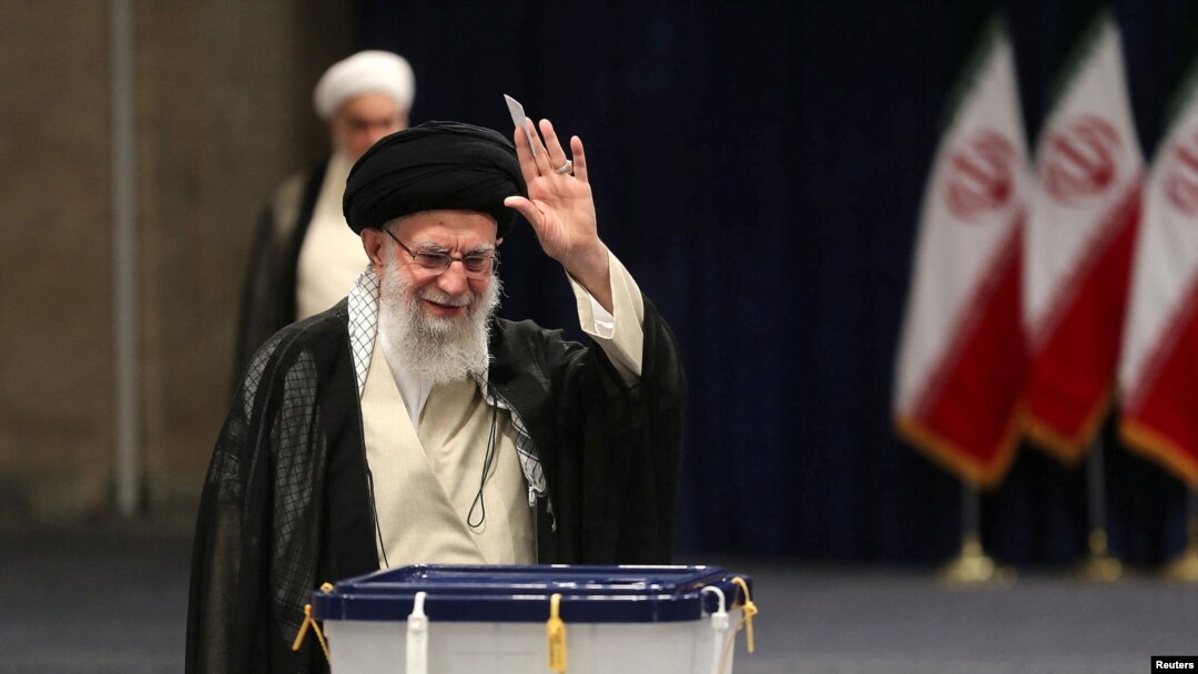 علی خامنه‌ای، رهبر ایران، نخستین فردی بود که در منزلش و در مقابل کمره‌های خبرنگاران رای داد