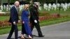 بازدید جو بایدن، رئیس جمهوری آمریکا، و جیل بایدن، بانوی نخست، از گورستان محل دفن ۲۲۰۰ سرباز آمریکایی کشته‌شده در جنگ جهانی اول. شمال فرانسه؛ شنبه ٩ ژوئن ۲۰۲۴