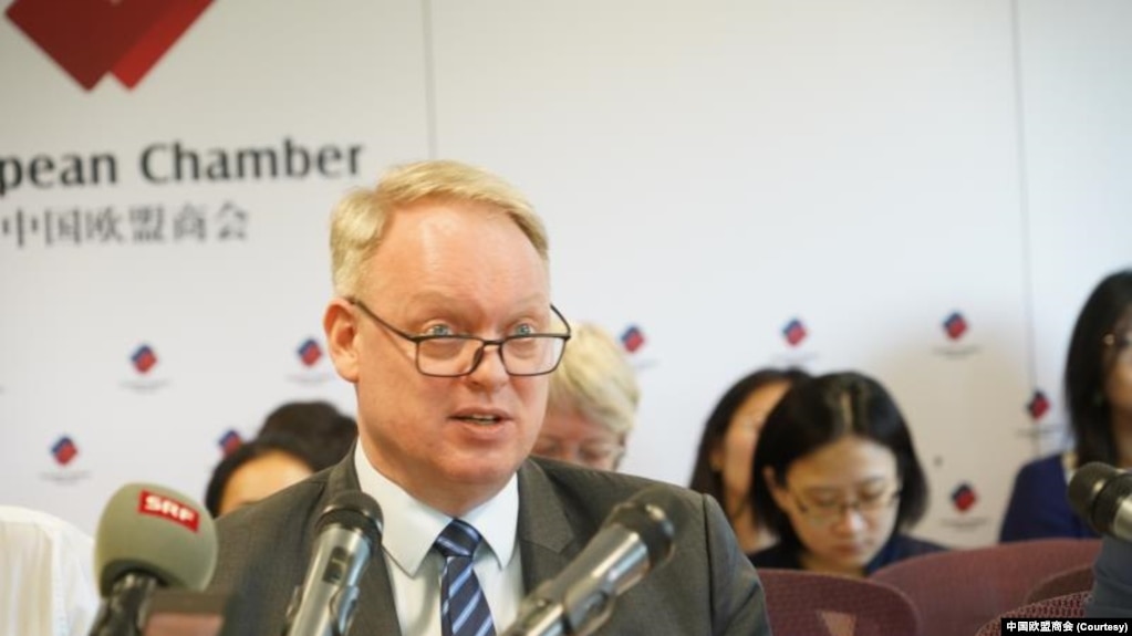 中国欧盟商会主席彦辞（Jens Eskelund）在北京举行的欧洲企业在华商业信心调查发布会上发表讲话。（2023年6月21日）(photo:VOA)