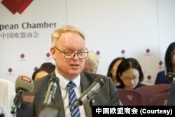 中国欧盟商会主席彦辞（Jens Eskelund）在北京举行的欧洲企业在华商业信心调查发布会上发表讲话。（2023年6月21日）
