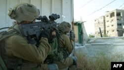 Esta fotografía publicada por el Ejército israelí el 22 de abril de 2024 muestra a soldados israelíes operando en la Franja de Gaza en medio de continuas batallas entre Israel y el grupo militante palestino Hamás. (Foto del ejército israelí/AFP)