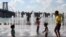 ARCHIVO - La gente se refresca en una fuente de agua en Domino Park mientras una ola de calor azota la región en Brooklyn, Nueva York, EEUU, el 8 de agosto de 2022.