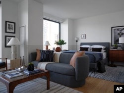 The colors in this studio apartment in Brooklyn, New York, blend well together, giving the space a calming atmosphere. (BHDM/Dan Mazzarini via AP)