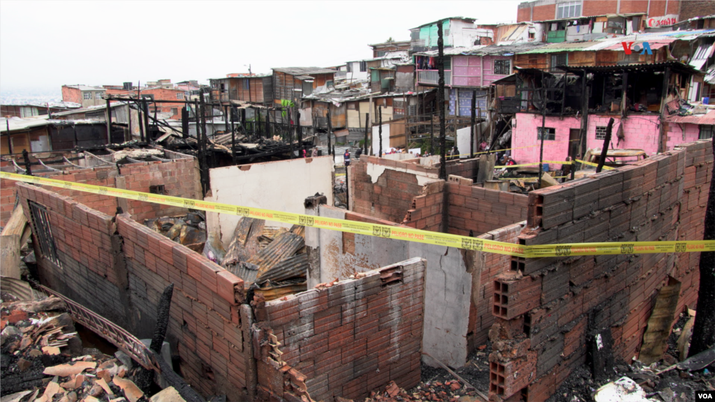 Las personas damnificadas por el incendio no lograron rescatar nada de sus casas&nbsp;y piden ayuda a las autoridades para poder volver a edificarlas.