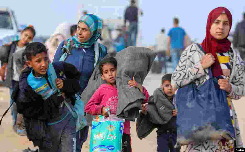 Para pengungsi Palestina berusaha untuk kembali ke rumah mereka di Gaza utara melalui pos pemeriksaan Israel, di tengah konflik antara Israel dan Hamas, seperti yang terlihat dari Jalur Gaza tengah hari Senin, 15 April 2024. (Reuters)&nbsp;