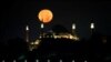 Bulan purnama biru (Blue Supermoon) tampak di atas Ayasofya atau Masjid Agung Hagia Sophia di kota Istanbul, Turki. (Reuters)&nbsp;