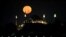 Bulan purnama biru (Blue Supermoon) tampak di atas Ayasofya atau Masjid Agung Hagia Sophia di kota Istanbul, Turki. (Reuters)&nbsp;