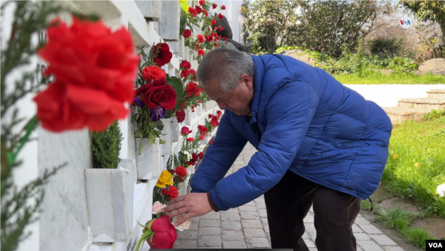 Ulises Casanova Pino perdió a su padre y hermano tras el golpe de Estado de 1973. La pasada semana fue a ponerles flores donde reposan sus restos en Santiago de Chile.