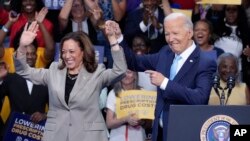 O Presidente Joe Biden e a Vice-Presidente Kamala Harris durante um evento em Prince George's Community College em Largo, Maryland, 15 de agosto de 2024.