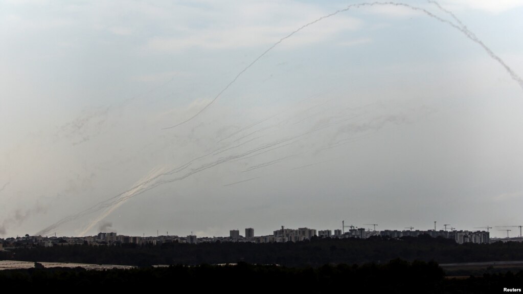 Desde la ofensiva del sábado, los ataques entre ambos países no han cesado. En la imagen se ven cohetes lanzados desde la Franja de Gaza hacia Israel. 